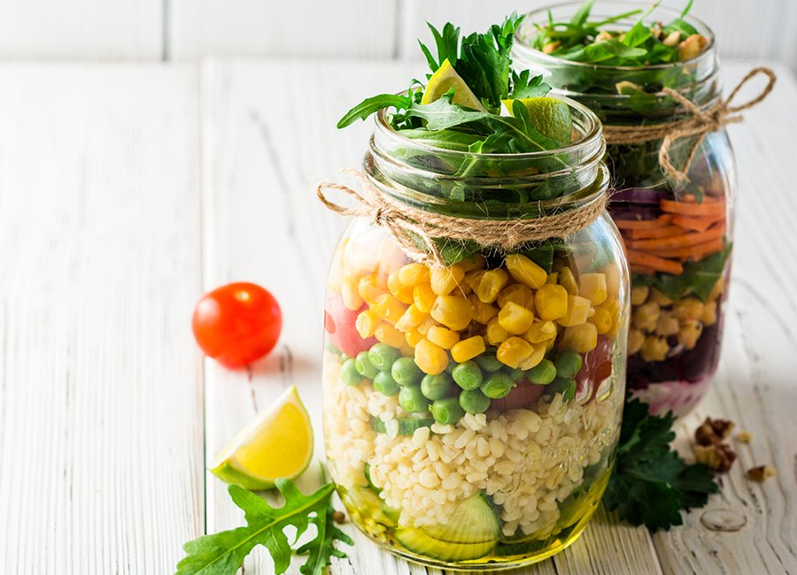 Ensaladas en botes de cristal