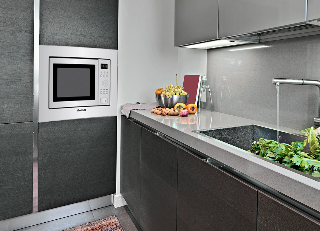 Horno microondas Brandt en cocina gris
