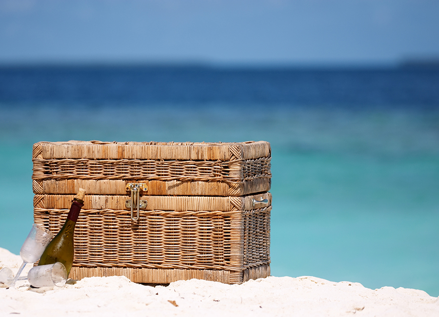 Cesta de picnic en la playa