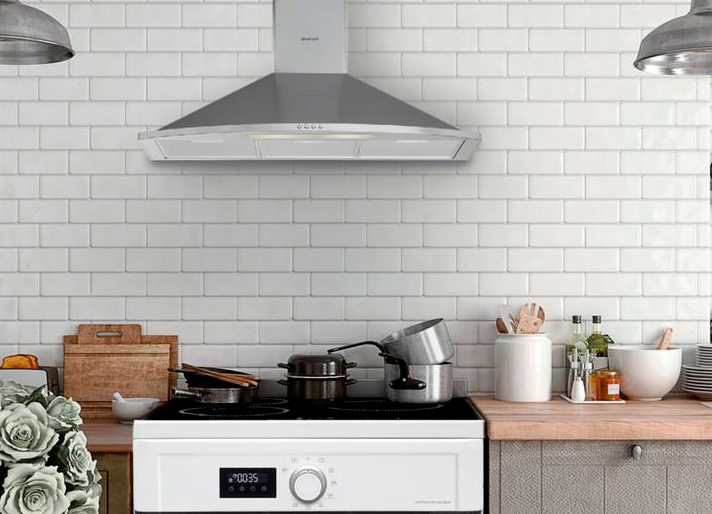 Cocina blanca con campana extractora de inox