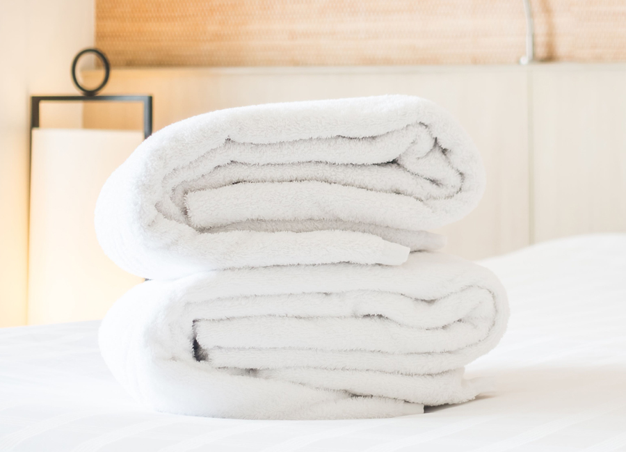 Toallas blancas sobre una cama
